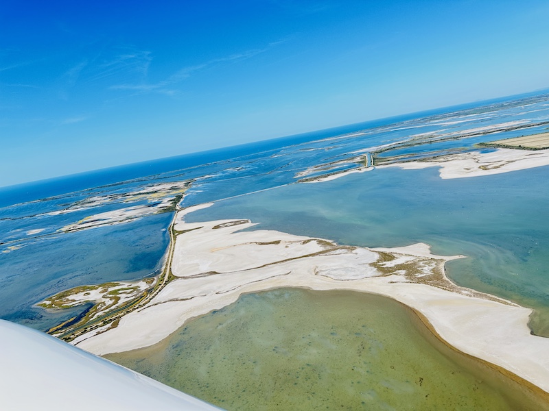 Les étangs derrière les Saintes-Maries-de-la-Mer, où l'on peut voir des flamants roses