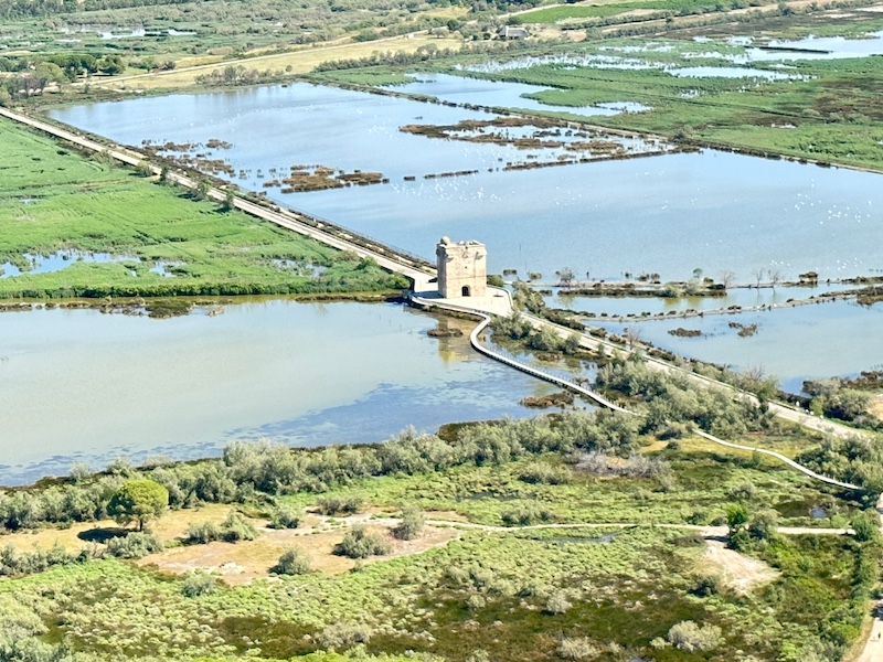 Ancienne porte de péage pour accéder à Aigues-Mortes, la Tour Carbonnière au milieu des étangs de Camargue